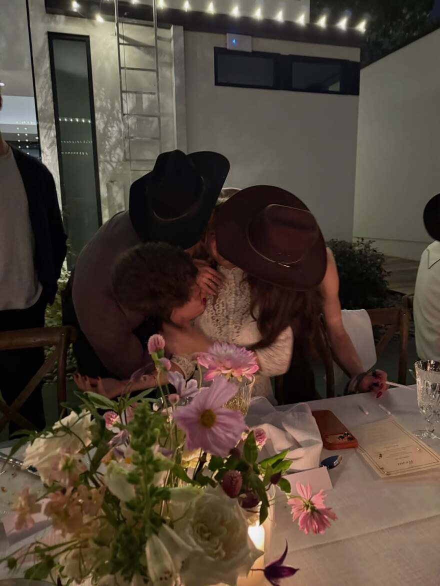 Η Αμαλία Κωστοπούλου και ο σύζυγός της, Τζέικ Μέντγουελ έδειξαν τη βέρα του γάμου τους