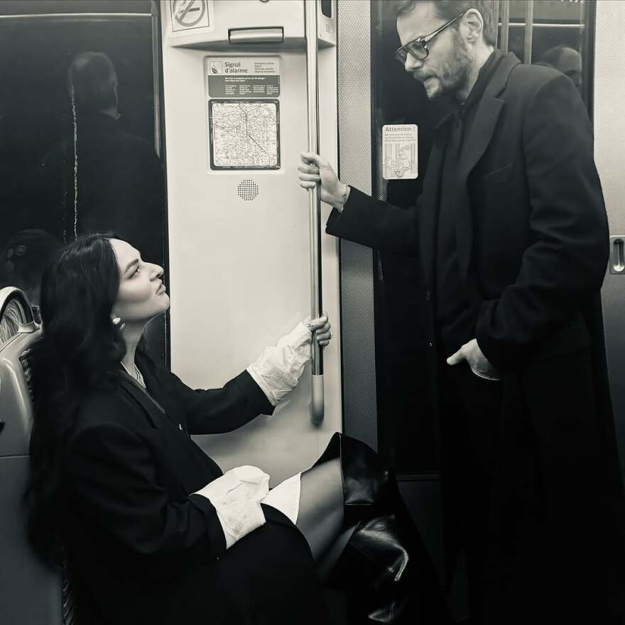 Ζενεβιέβ Μαζαρί: Τα φιλιά με τον σύζυγό της στο Παρίσι - Δείτε φωτογραφίες