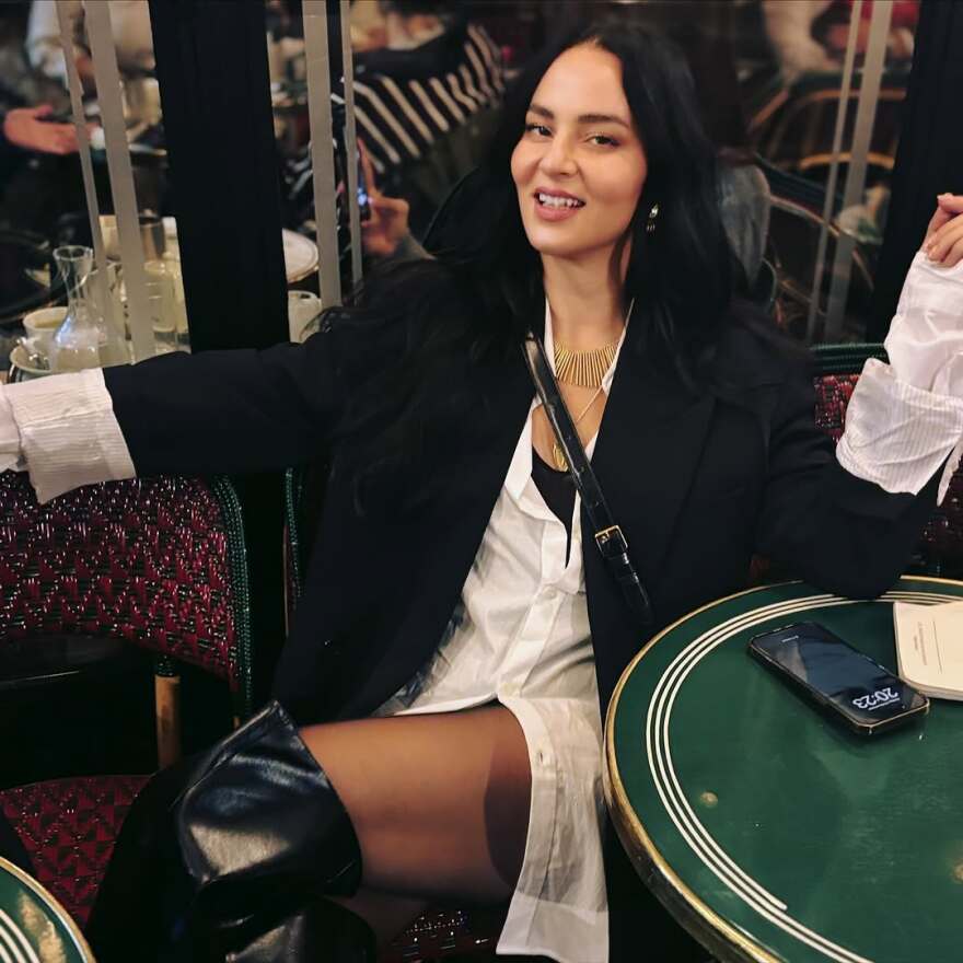 Ζενεβιέβ Μαζαρί: Τα φιλιά με τον σύζυγό της στο Παρίσι - Δείτε φωτογραφίες