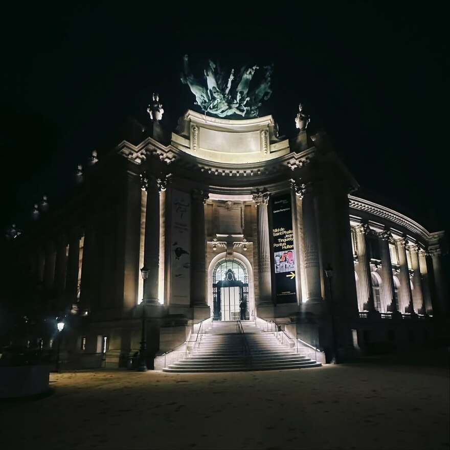 Ζενεβιέβ Μαζαρί: Τα φιλιά με τον σύζυγό της στο Παρίσι - Δείτε φωτογραφίες