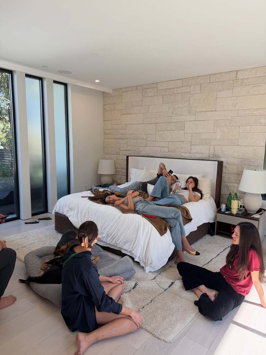 Η Αμαλία Κωστοπούλου και ο σύζυγός της, Τζέικ Μέντγουελ έδειξαν τη βέρα του γάμου τους