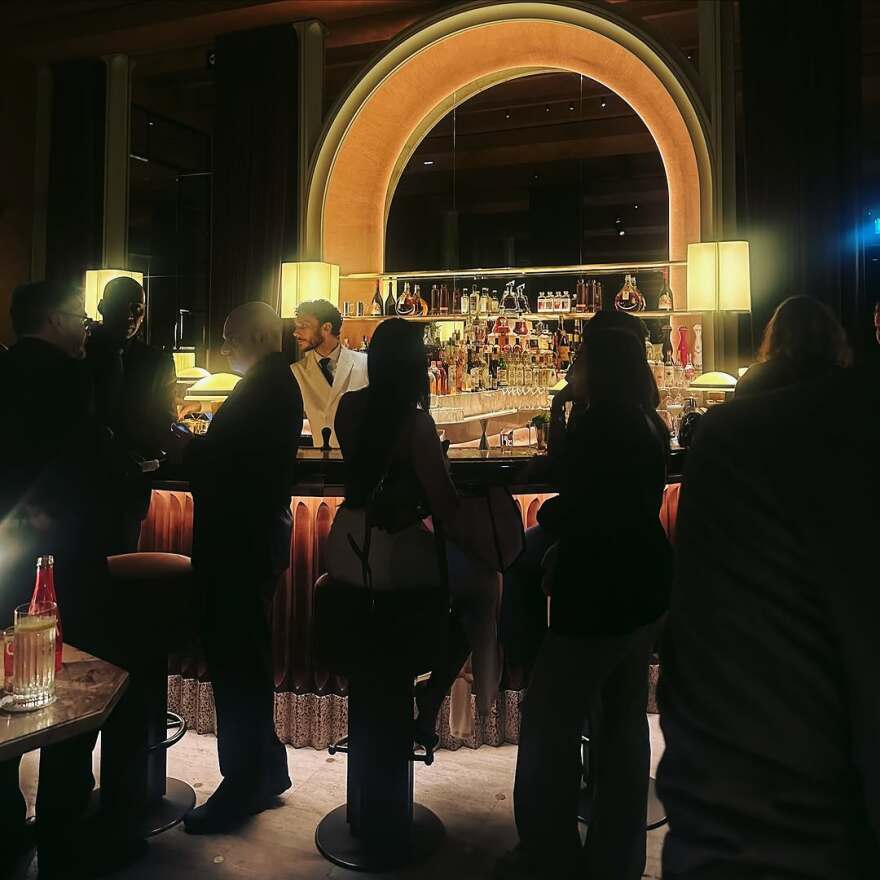 Ζενεβιέβ Μαζαρί: Τα φιλιά με τον σύζυγό της στο Παρίσι - Δείτε φωτογραφίες