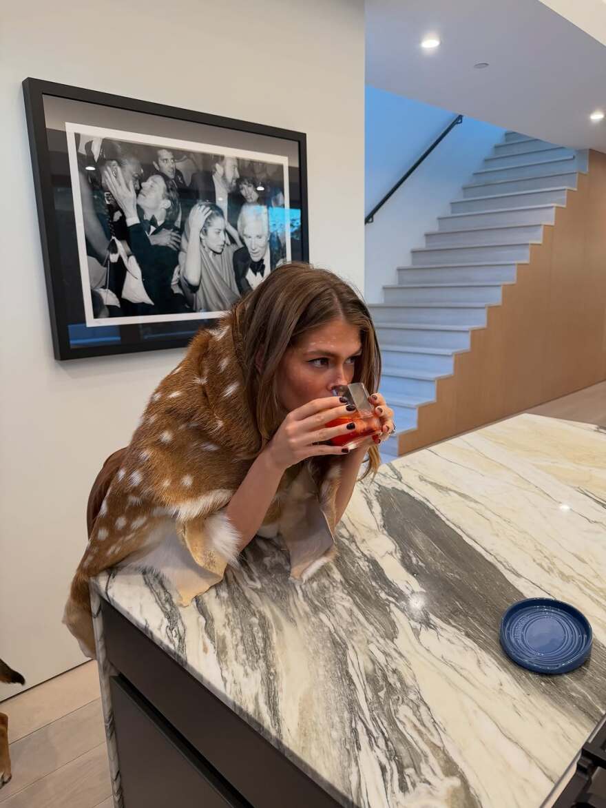 Η Αμαλία Κωστοπούλου και ο σύζυγός της, Τζέικ Μέντγουελ έδειξαν τη βέρα του γάμου τους