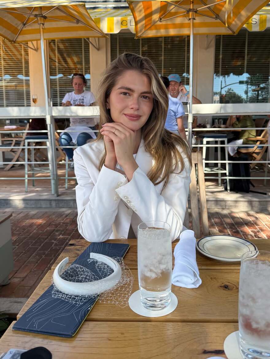 Η Αμαλία Κωστοπούλου και ο σύζυγός της, Τζέικ Μέντγουελ έδειξαν τη βέρα του γάμου τους