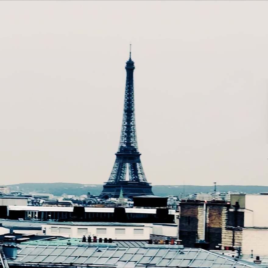 Ζενεβιέβ Μαζαρί: Τα φιλιά με τον σύζυγό της στο Παρίσι - Δείτε φωτογραφίες