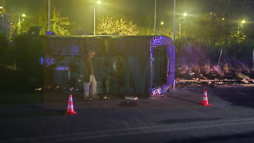 Ελιγμό για να αποφύγει σκύλο έκανε ο οδηγός του λεωφορείου που ανατράπηκε στον Βόλο - «Χάθηκε το φως από τα μάτια μας» λένε οι επιβάτες