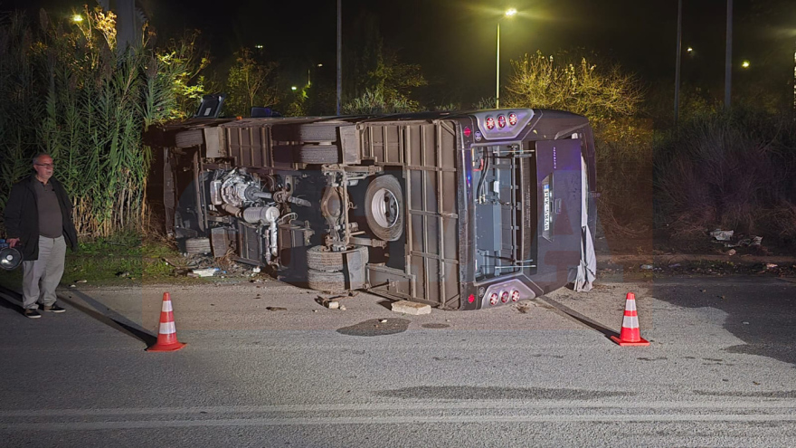 Ελιγμό για να αποφύγει σκύλο έκανε ο οδηγός του λεωφορείου που ανατράπηκε στον Βόλο - «Χάθηκε το φως από τα μάτια μας» λένε οι επιβάτες