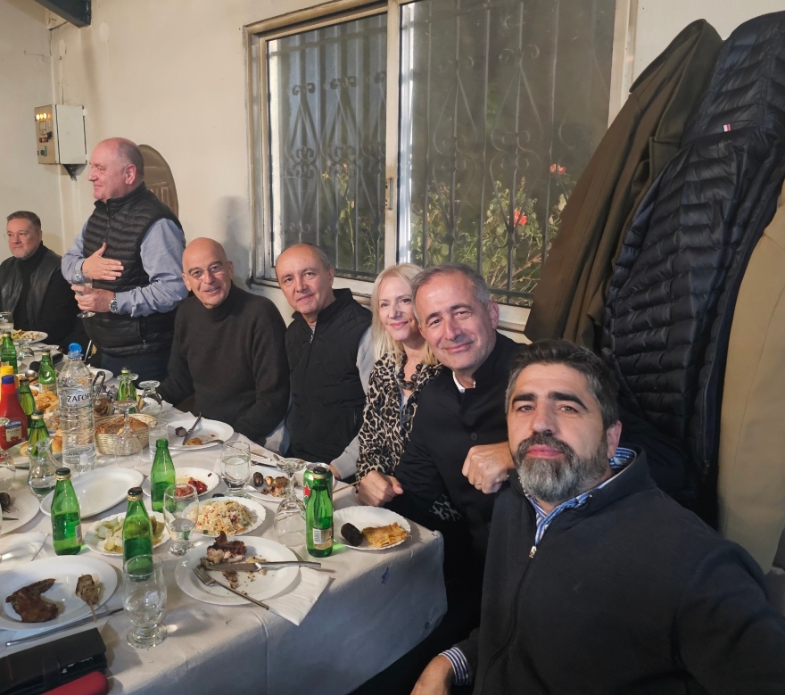 Φλώρινα: Δένδιας, Κεραμέως, υφυπουργοί και βουλευτές της ΝΔ σε παραδοσιακό βράσιμο τσίπουρου σε καζάνι – Δείτε βίντεο
