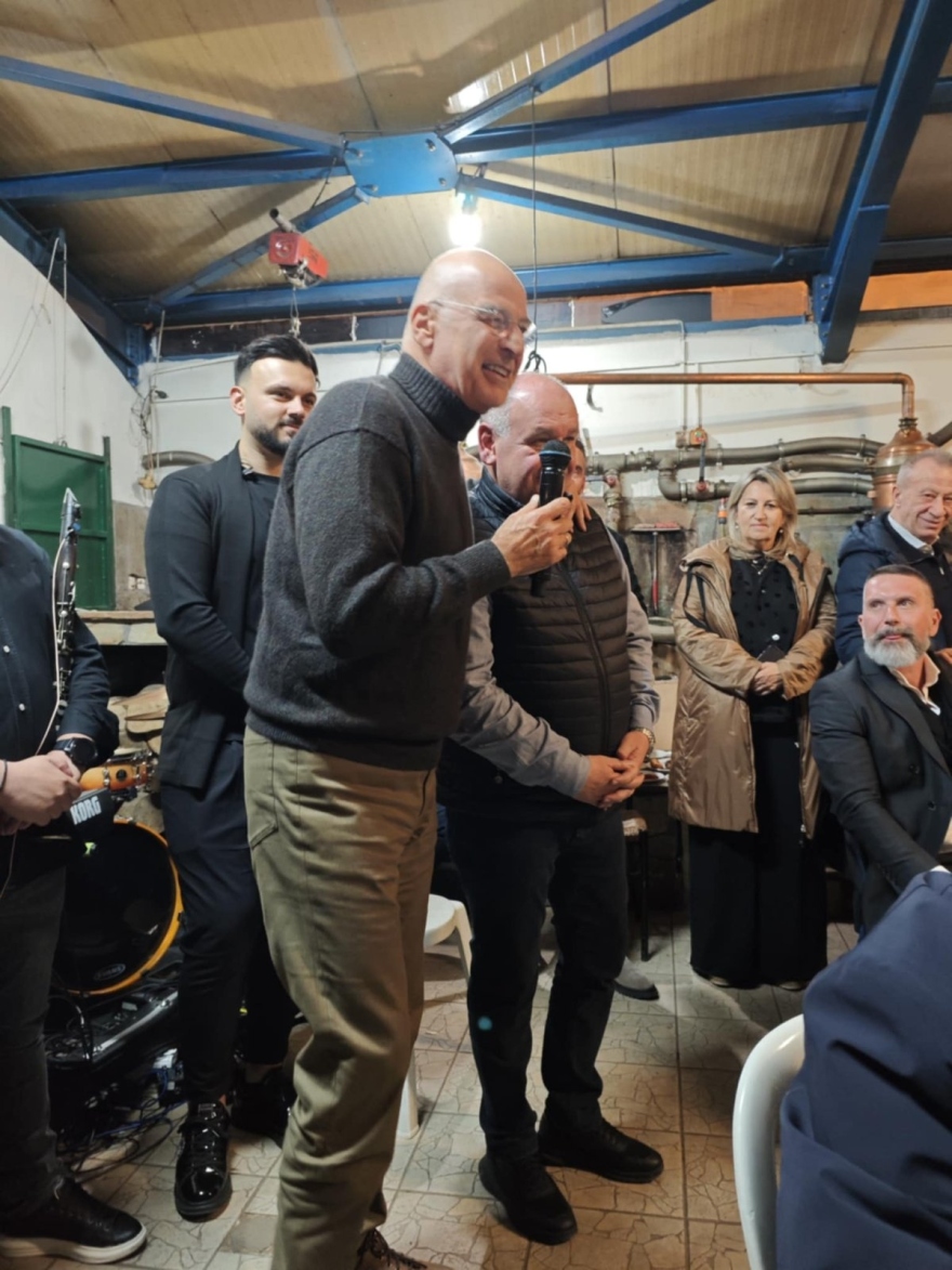 Φλώρινα: Δένδιας, Κεραμέως, υφυπουργοί και βουλευτές της ΝΔ σε παραδοσιακό βράσιμο τσίπουρου σε καζάνι – Δείτε βίντεο
