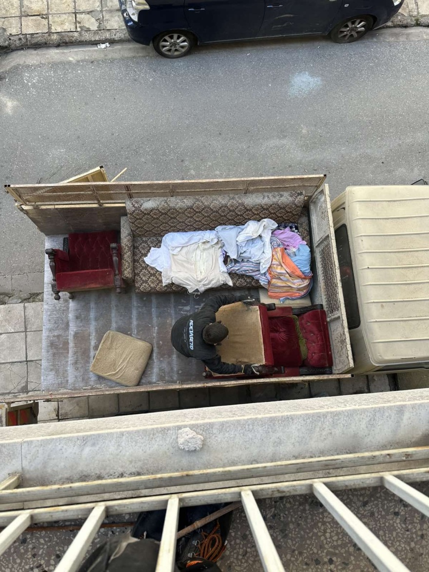 Σύγχρονοι παλιατζήδες αδειάζουν τα σπίτια από άχρηστα με ένα κλικ και τίποτα δεν πάει χαμένο Σύγχρονοι παλιατζήδες αδειάζουν τα σπίτια από άχρηστα με ένα κλικ και τίποτα δεν πάει χαμένο