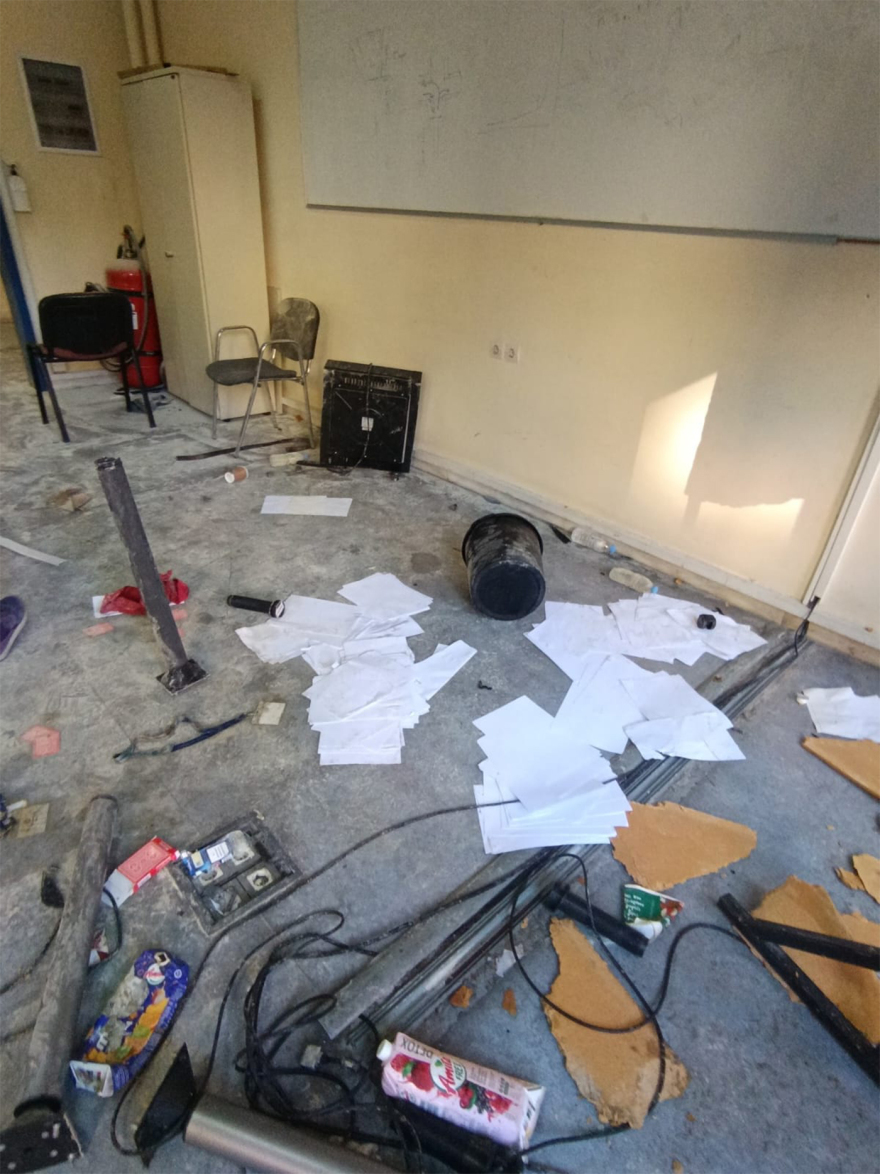 Επεισόδια στο Πολυτεχνείο με ξυλοδαρμούς και ζημιές μέσα στο κτήριο