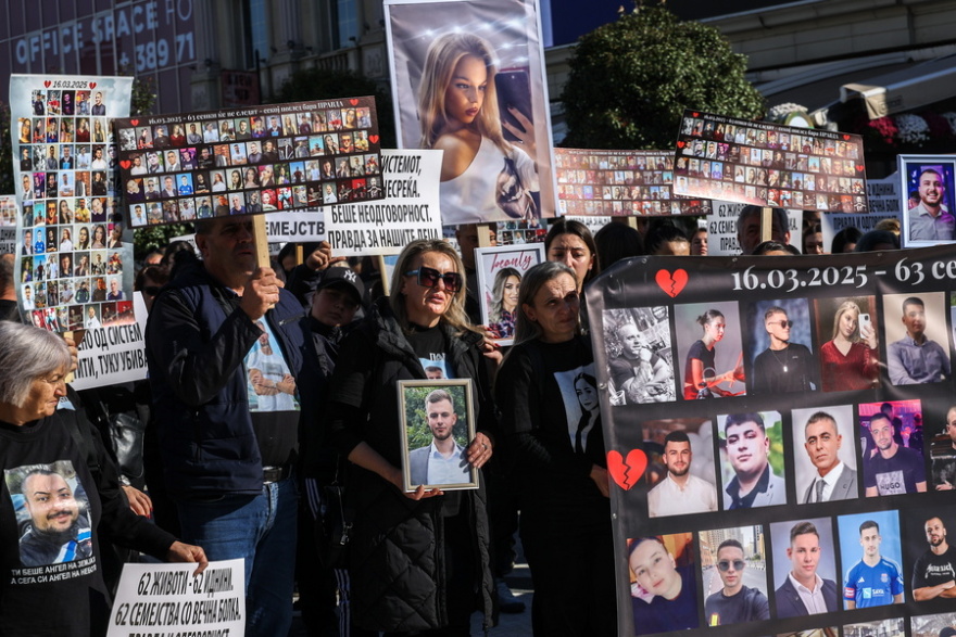 Δικαιοσύνη για τα 63 θύματα του κλαμπ στο Κότσανι ζήτησαν χιλιάδες διαδηλωτές στα Σκόπια
