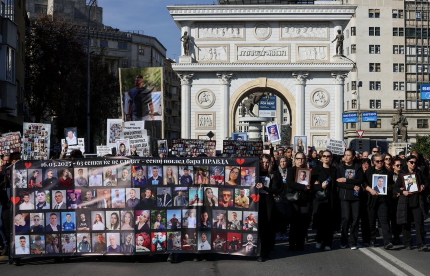 Δικαιοσύνη για τα 63 θύματα του κλαμπ στο Κότσανι ζήτησαν χιλιάδες διαδηλωτές στα Σκόπια

