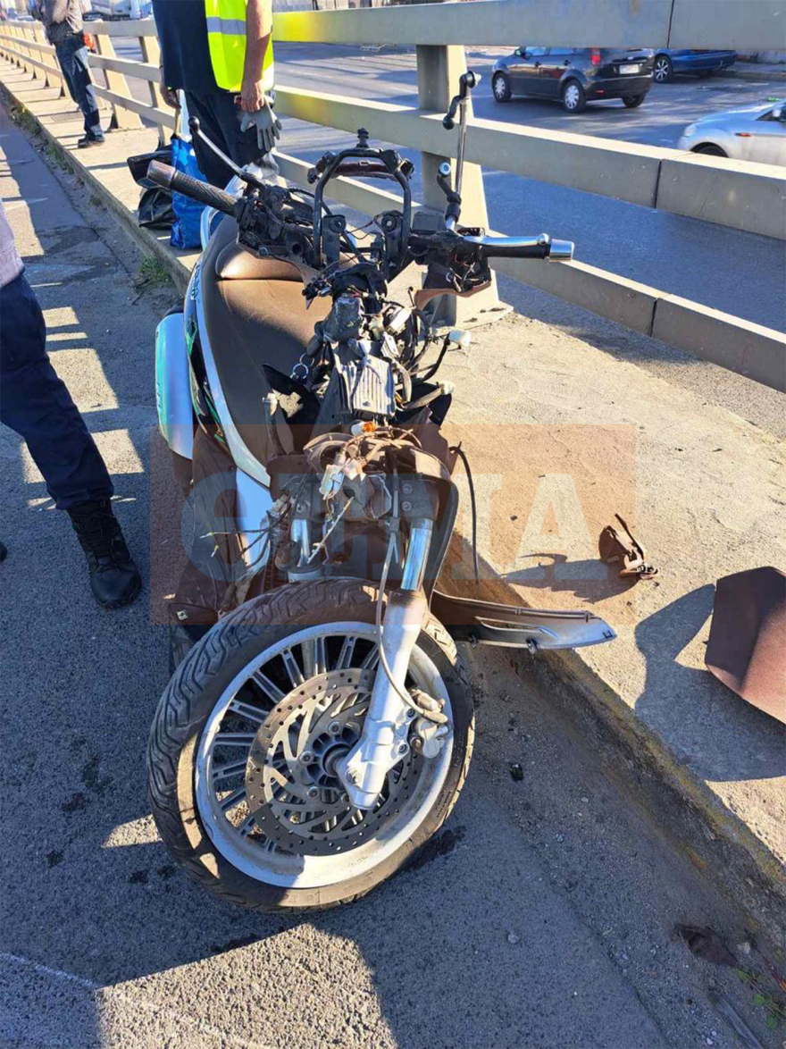 Σοβαρό τροχαίο στον Κηφισό - Μηχανάκι έπεσε πάνω σε φορτηγό, ένας σοβαρά τραυματίας