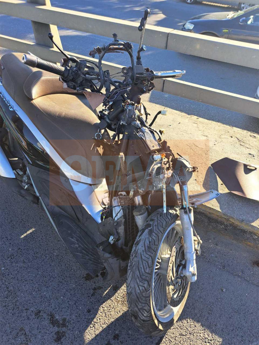 Σοβαρό τροχαίο στον Κηφισό - Μηχανάκι έπεσε πάνω σε φορτηγό, ένας σοβαρά τραυματίας