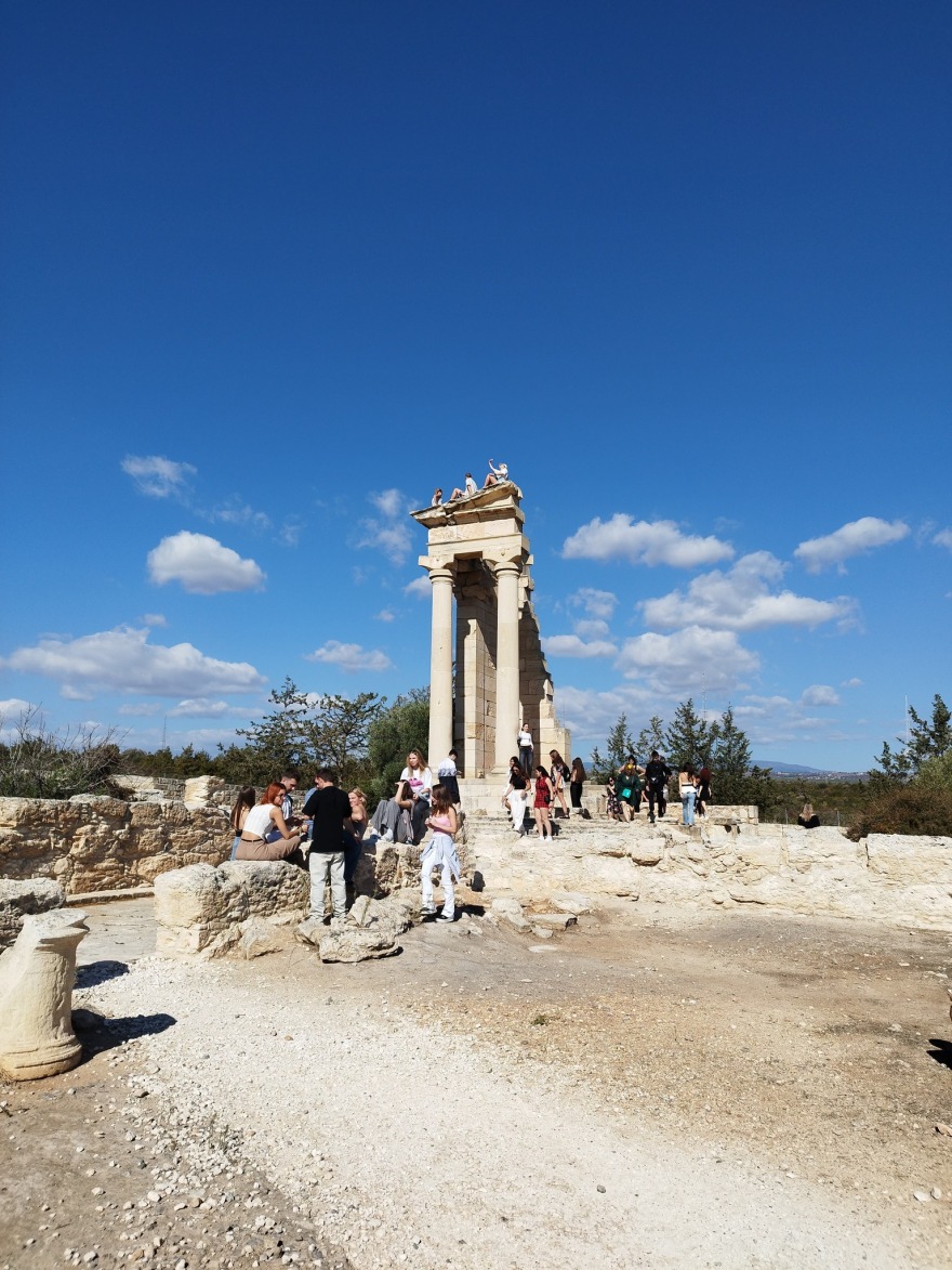 Τουρίστες... έκαναν ηλιοθεραπεία πάνω στον αρχαίο ναό του Απόλλωνα Υλάτη στη Λεμεσό - Δείτε φωτογραφίες