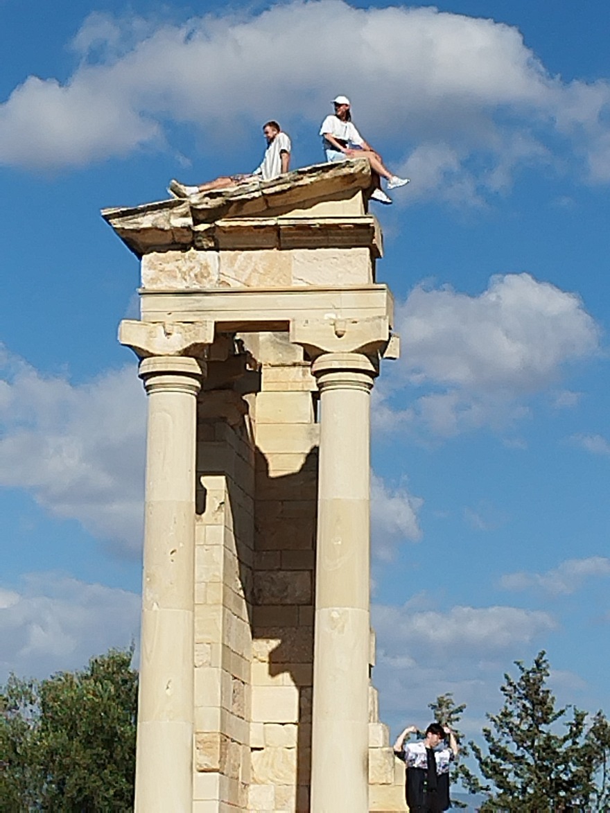 Τουρίστες... έκαναν ηλιοθεραπεία πάνω στον αρχαίο ναό του Απόλλωνα Υλάτη στη Λεμεσό - Δείτε φωτογραφίες