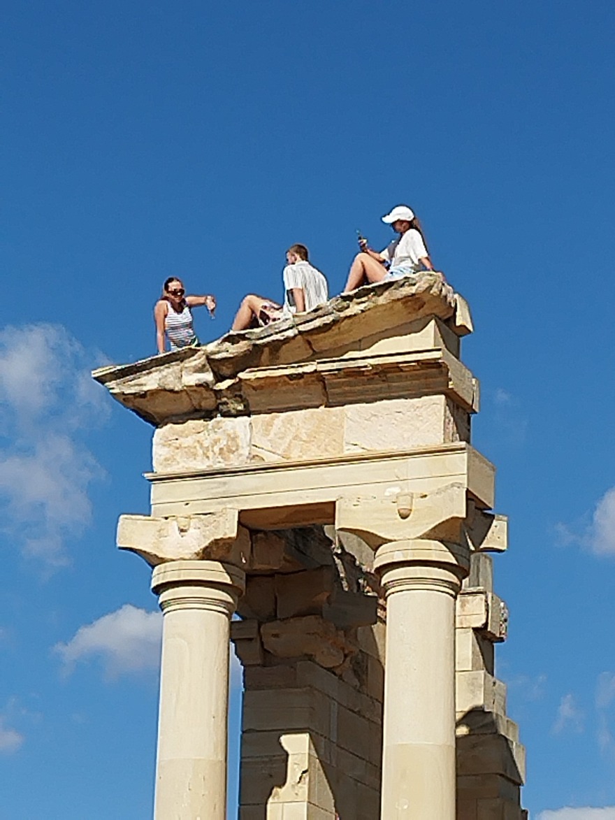 Τουρίστες... έκαναν ηλιοθεραπεία πάνω στον αρχαίο ναό του Απόλλωνα Υλάτη στη Λεμεσό - Δείτε φωτογραφίες