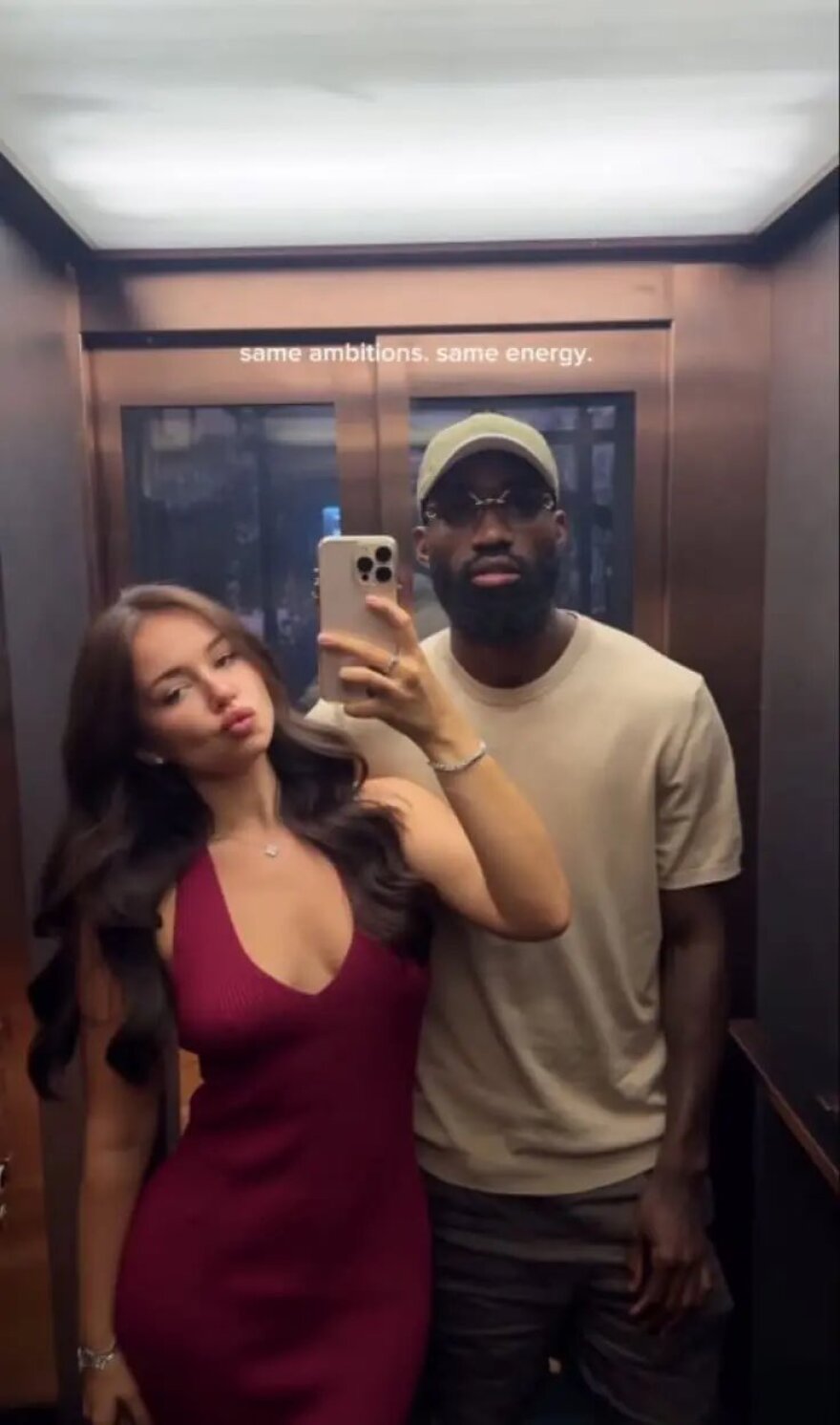 «Είναι μέσα ο θείος μου και κοιμάται»: Καμερουνέζος διεθνής άσος πιάστηκε στα πράσα με την ερωμένη του από τη Ρωσίδα σύντροφό του - Δείτε βίντεο «Είναι μέσα ο θείος μου και κοιμάται»: Καμερουνέζος διεθνής άσος πιάστηκε στα πράσα με την ερωμένη του από τη Ρωσίδα σύντροφό του - Δείτε βίντεο