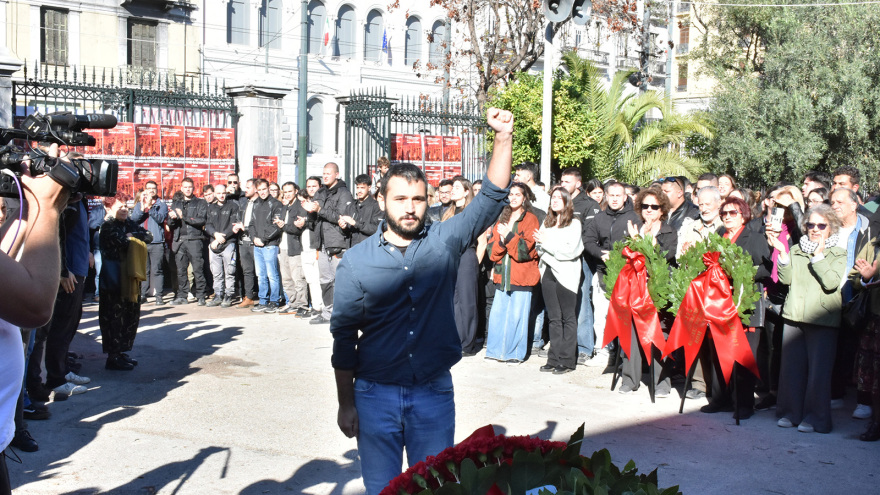 Αντιπροσωπεία του ΚΚΕ και της ΚΝΕ κατέθεσε στεφάνι στο Πολυτεχνείο - «Τιμάμε τον ηρωικό ξεσηκωμό»
