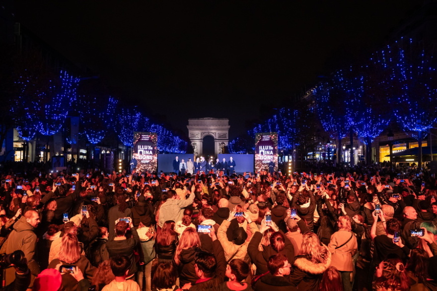 «Μύρισαν» Χριστούγεννα στο Παρίσι: Φωταγωγήθηκε η λεωφόρος των Ηλυσίων Πεδίων, δείτε βίντεο και φωτογραφίες