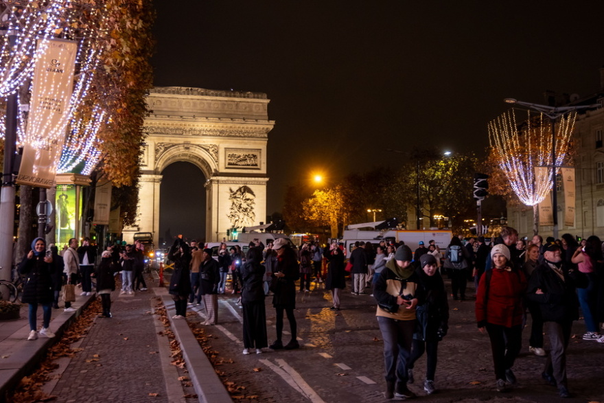 «Μύρισαν» Χριστούγεννα στο Παρίσι: Φωταγωγήθηκε η λεωφόρος των Ηλυσίων Πεδίων, δείτε βίντεο και φωτογραφίες