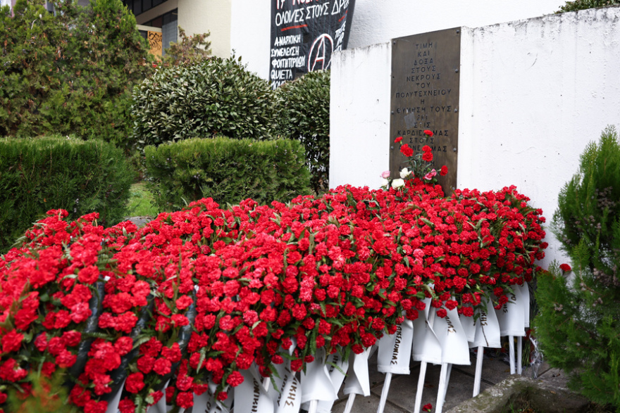 Μικροί και μεγάλοι για ένα λουλούδι στο Πολυτεχνείο - Δείτε φωτογραφίες