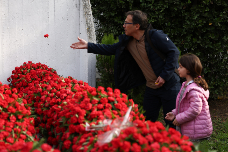 Μικροί και μεγάλοι για ένα λουλούδι στο Πολυτεχνείο - Δείτε φωτογραφίες