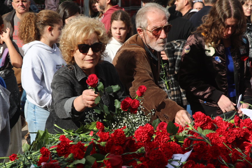 Μικροί και μεγάλοι για ένα λουλούδι στο Πολυτεχνείο - Δείτε φωτογραφίες
