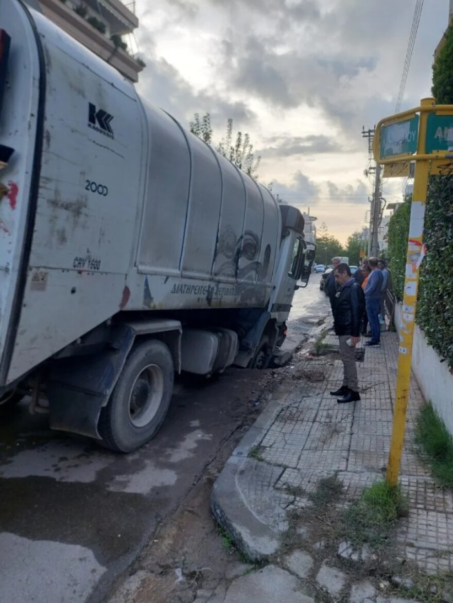 Απορριμματοφόρο εγκλωβίστηκε σε λακκούβα στον Άγιο Δημήτριο