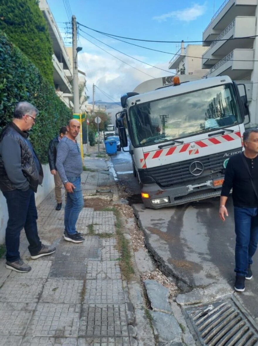 Απορριμματοφόρο εγκλωβίστηκε σε λακκούβα στον Άγιο Δημήτριο - Για ευθύνη της ΕΥΔΑΠ κάνει λόγο ο δήμαρχος