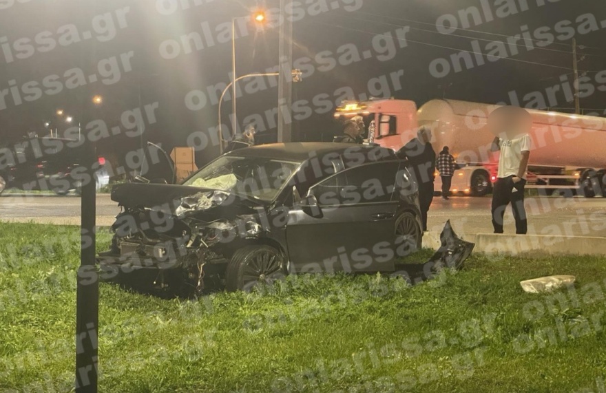 Τροχαίο στη Λάρισα, εγκλωβίστηκαν τρία άτομα σε ΙΧ - Δείτε φωτογραφίες