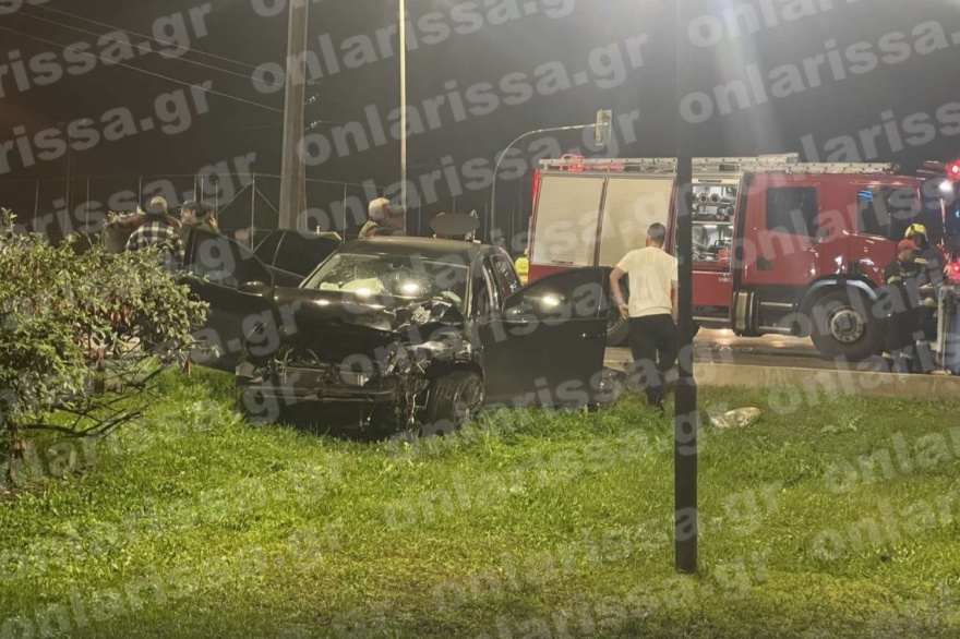 Τροχαίο στη Λάρισα, εγκλωβίστηκαν τρία άτομα σε ΙΧ - Δείτε φωτογραφίες