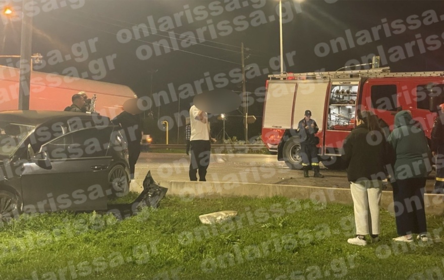 Τροχαίο στη Λάρισα, εγκλωβίστηκαν τρία άτομα σε ΙΧ - Δείτε φωτογραφίες