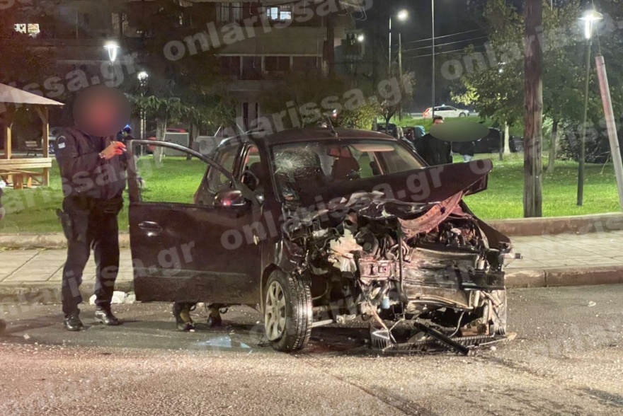 Τροχαίο στη Λάρισα, εγκλωβίστηκαν τρία άτομα σε ΙΧ - Δείτε φωτογραφίες