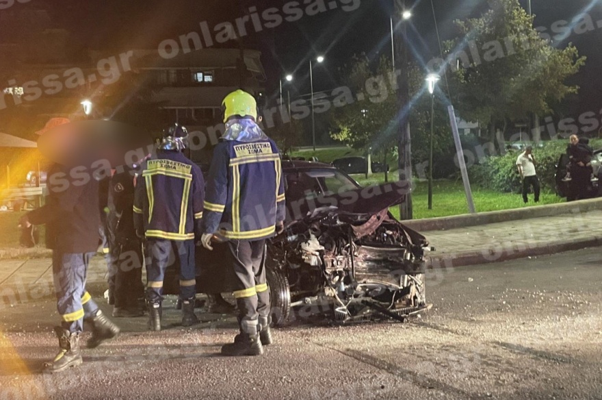 Τροχαίο στη Λάρισα, εγκλωβίστηκαν τρία άτομα σε ΙΧ - Δείτε φωτογραφίες