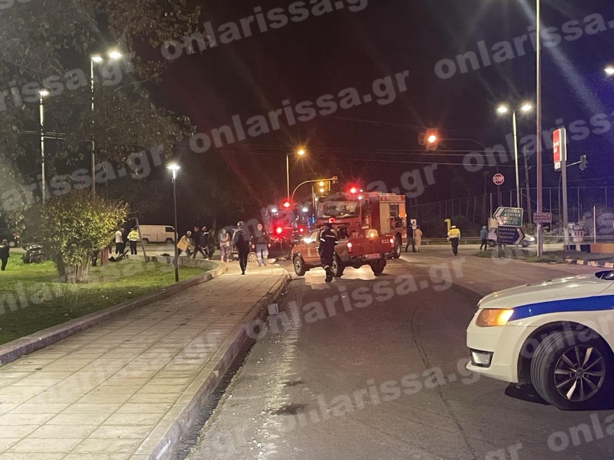 Τροχαίο στη Λάρισα, εγκλωβίστηκαν τρία άτομα σε ΙΧ - Δείτε φωτογραφίες