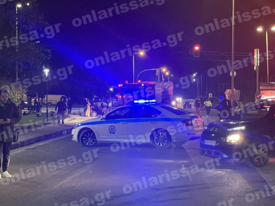 Τροχαίο στη Λάρισα, εγκλωβίστηκαν τρία άτομα σε ΙΧ - Δείτε φωτογραφίες