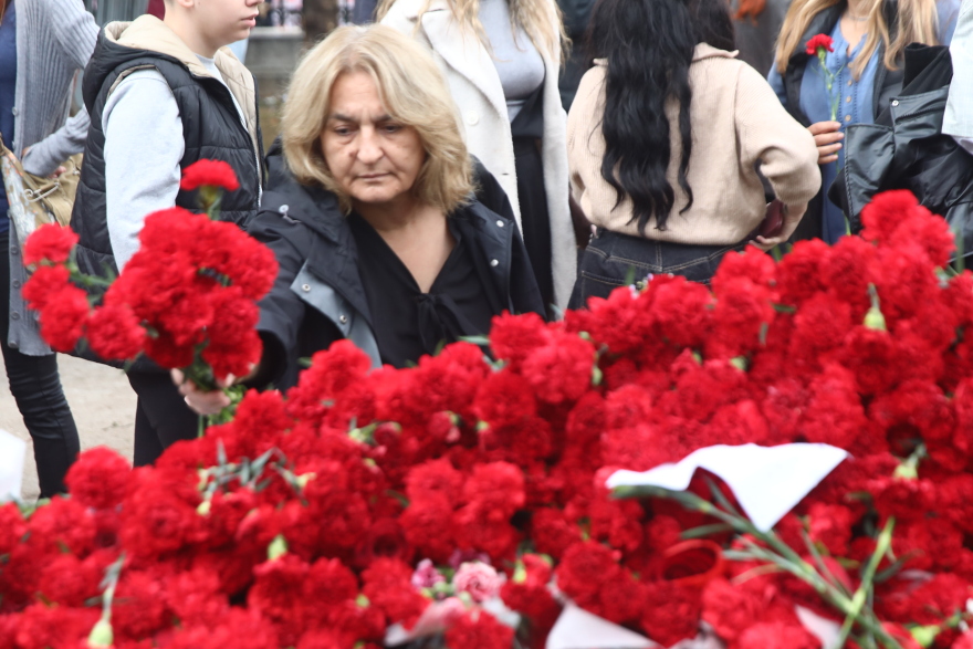 Μικροί και μεγάλοι στο Πολυτεχνείο - Σε κλίμα συγκίνησης ο φόρος τιμής σε όσους αγωνίστηκαν υπέρ της Δημοκρατίας, δείτε φωτογραφίες