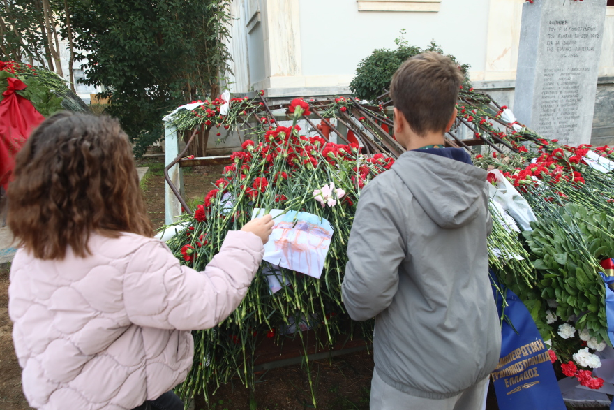 Μικροί και μεγάλοι στο Πολυτεχνείο - Σε κλίμα συγκίνησης ο φόρος τιμής σε όσους αγωνίστηκαν υπέρ της Δημοκρατίας, δείτε φωτογραφίες