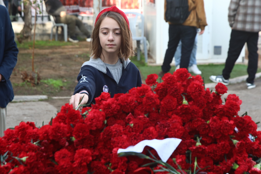 Μικροί και μεγάλοι στο Πολυτεχνείο - Σε κλίμα συγκίνησης ο φόρος τιμής σε όσους αγωνίστηκαν υπέρ της Δημοκρατίας, δείτε φωτογραφίες