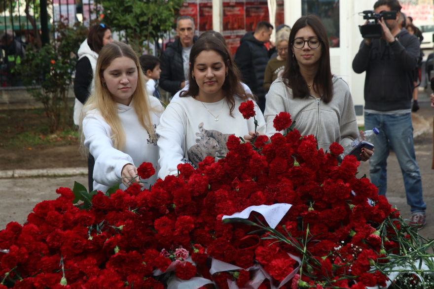 Μικροί και μεγάλοι στο Πολυτεχνείο - Σε κλίμα συγκίνησης ο φόρος τιμής σε όσους αγωνίστηκαν υπέρ της Δημοκρατίας, δείτε φωτογραφίες