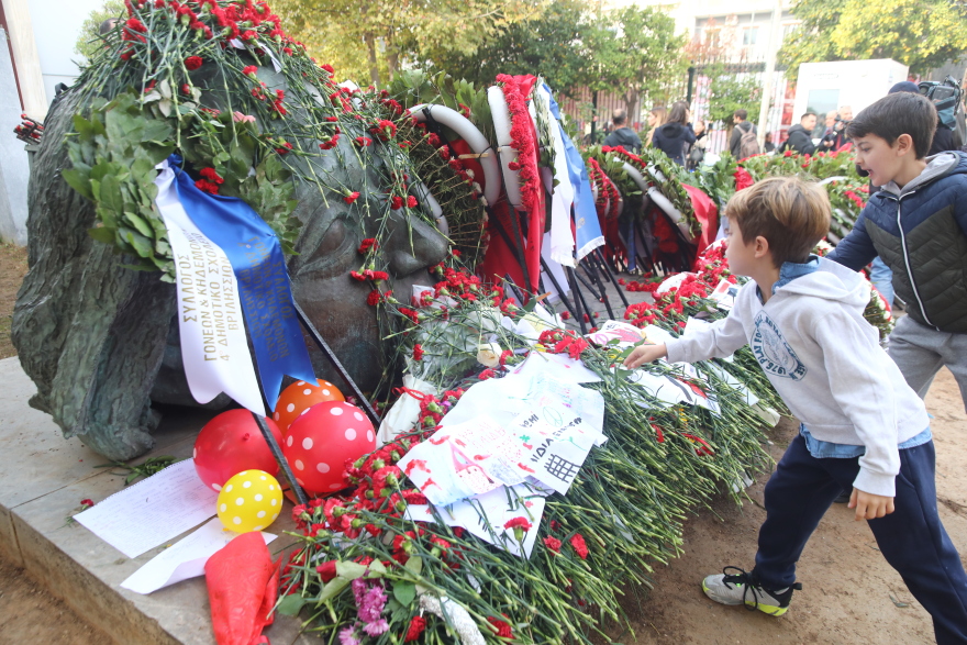 Μικροί και μεγάλοι στο Πολυτεχνείο - Σε κλίμα συγκίνησης ο φόρος τιμής σε όσους αγωνίστηκαν υπέρ της Δημοκρατίας, δείτε φωτογραφίες