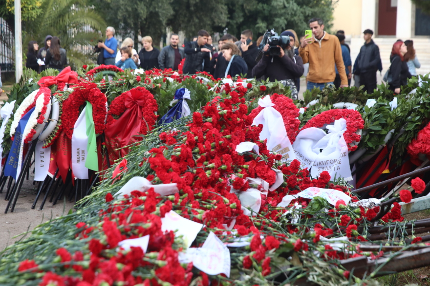 Μικροί και μεγάλοι στο Πολυτεχνείο - Σε κλίμα συγκίνησης ο φόρος τιμής σε όσους αγωνίστηκαν υπέρ της Δημοκρατίας, δείτε φωτογραφίες