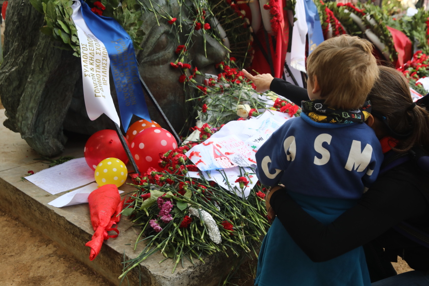 Μικροί και μεγάλοι στο Πολυτεχνείο - Σε κλίμα συγκίνησης ο φόρος τιμής σε όσους αγωνίστηκαν υπέρ της Δημοκρατίας, δείτε φωτογραφίες