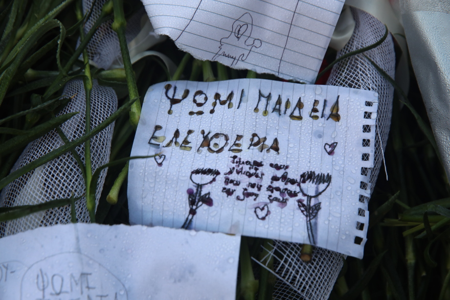 Μικροί και μεγάλοι στο Πολυτεχνείο - Σε κλίμα συγκίνησης ο φόρος τιμής σε όσους αγωνίστηκαν υπέρ της Δημοκρατίας, δείτε φωτογραφίες