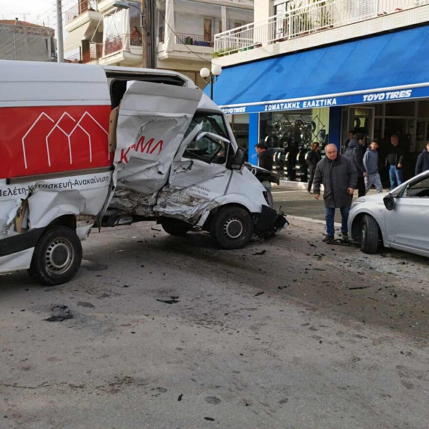 Σοβαρό τροχαίο στην Πτολεμαϊδα - ΙΧ συγκρούστηκε με φορτηγάκι κι έγινε σμπαράλια, δύο τραυματίες