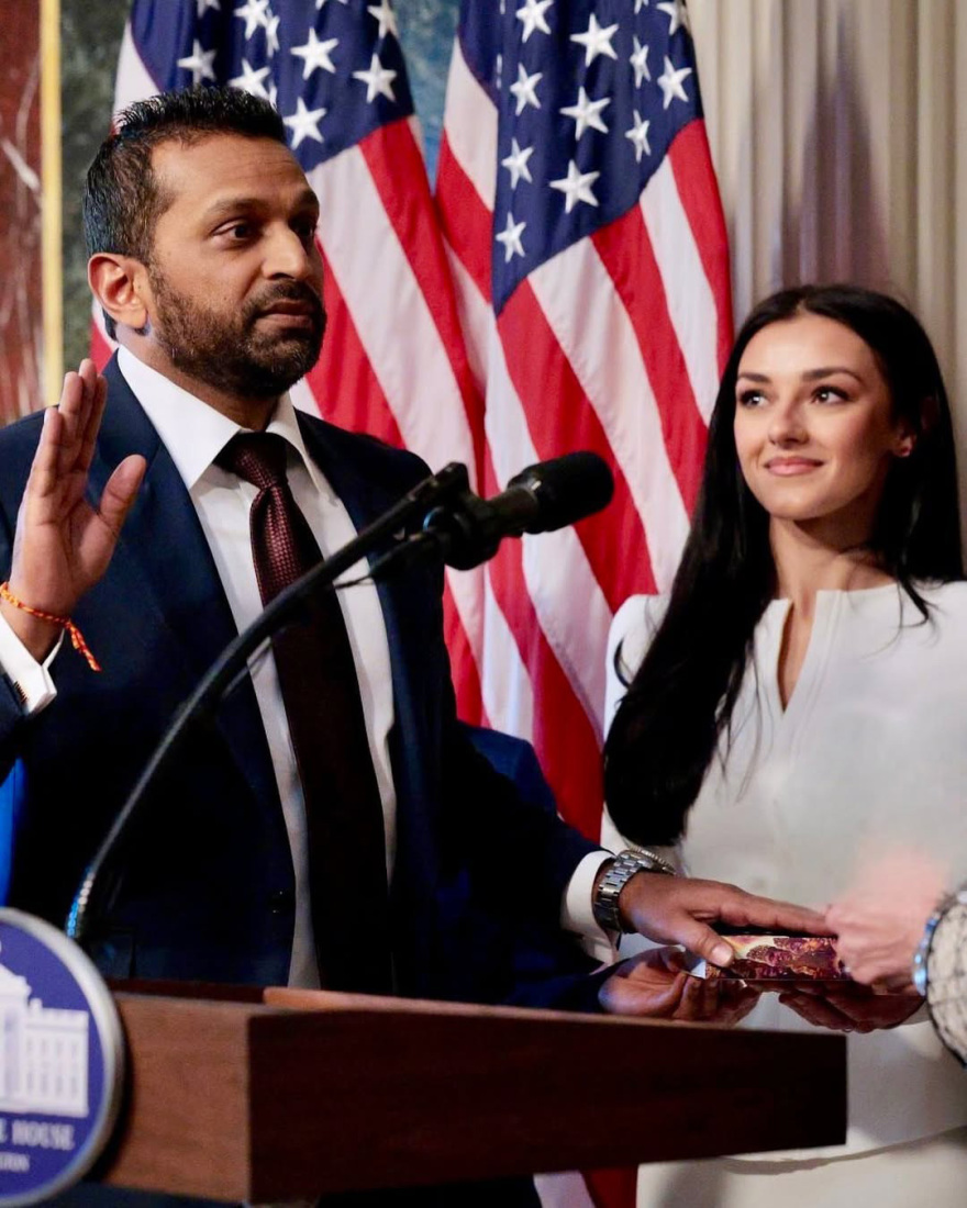 Αλέξις Γουίλκινς: Η σύντροφος του διευθυντή του FBI τραγουδάει κάντρι, την λένε... πράκτορα της Μοσάντ και μια ομάδα SWAT την ακολουθεί σε κάθε της βήμα