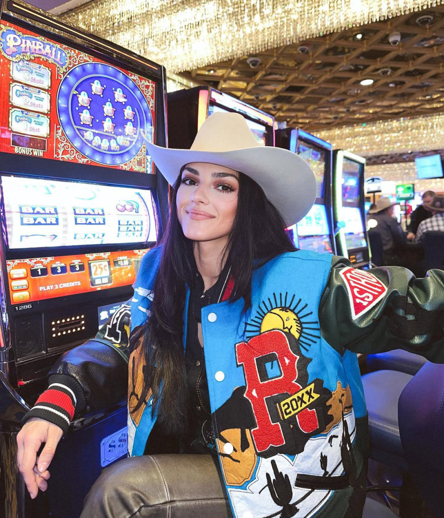 Αλέξις Γουίλκινς: Η σύντροφος του διευθυντή του FBI τραγουδάει κάντρι, την λένε... πράκτορα της Μοσάντ και μια ομάδα SWAT την ακολουθεί σε κάθε της βήμα