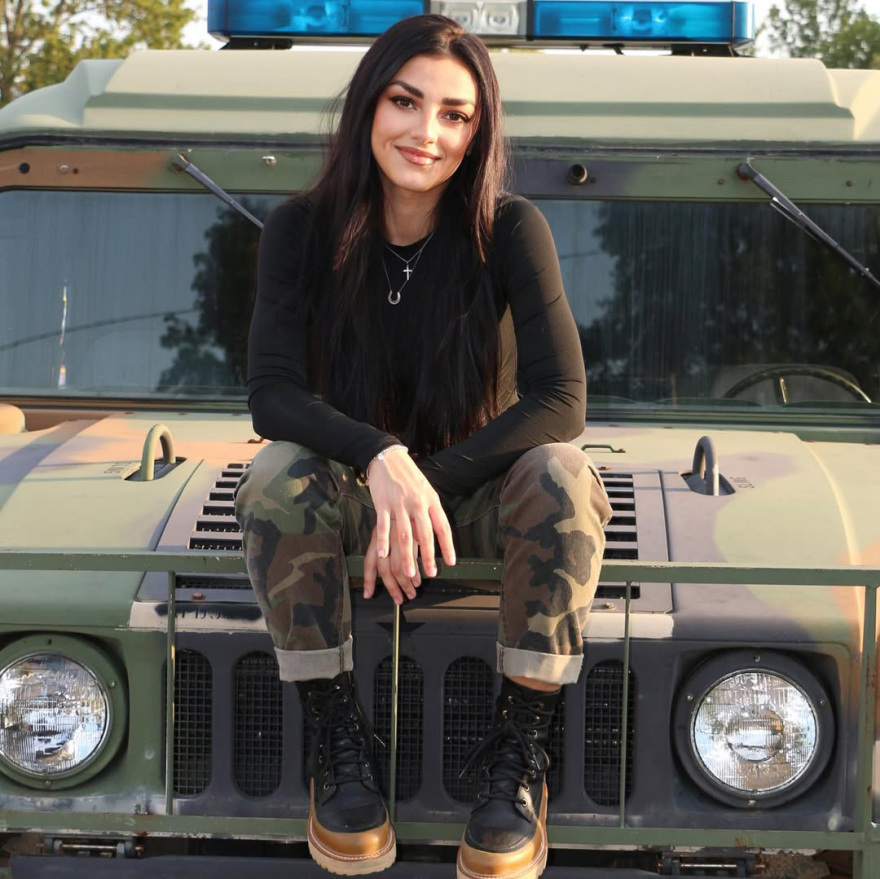 Αλέξις Γουίλκινς: Η σύντροφος του διευθυντή του FBI τραγουδάει κάντρι, την λένε... πράκτορα της Μοσάντ και μια ομάδα SWAT την ακολουθεί σε κάθε της βήμα